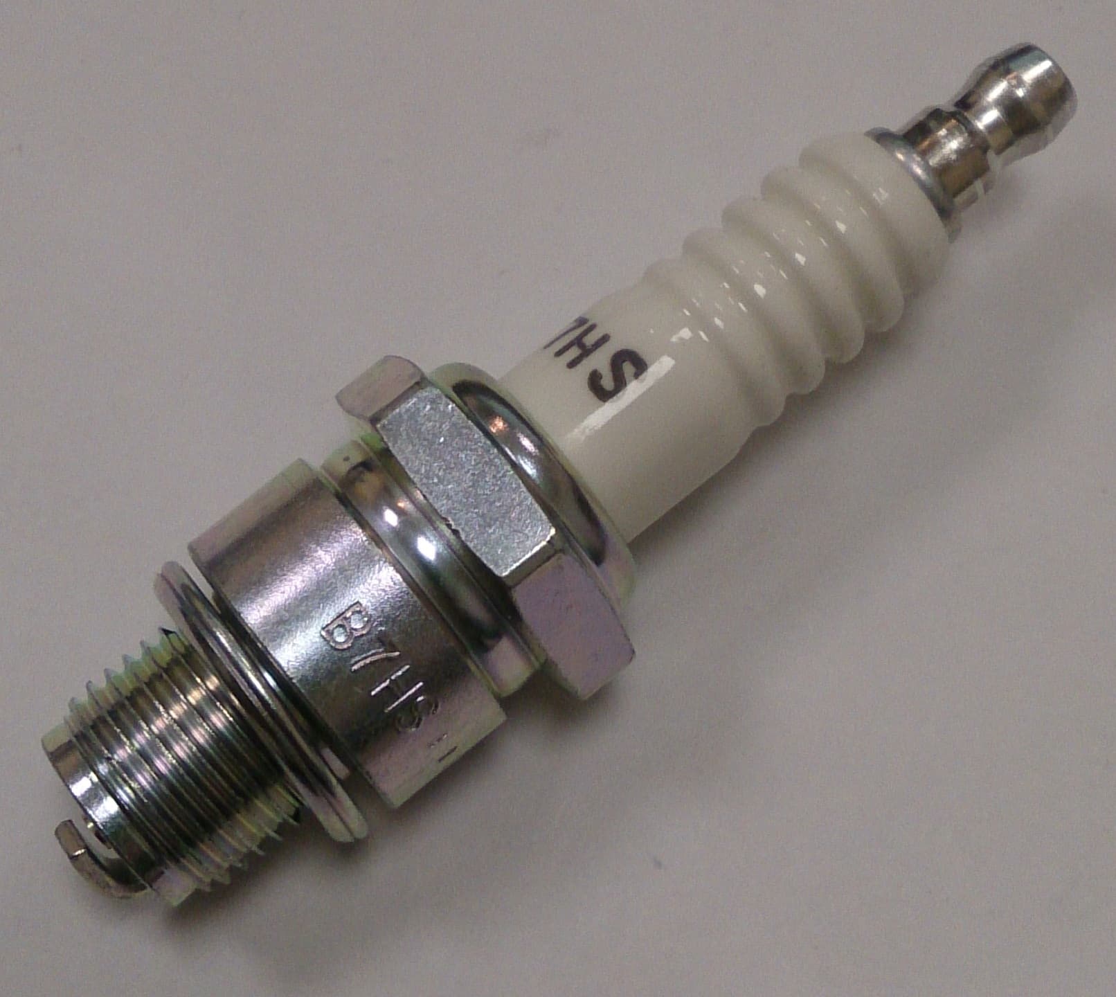 Свеча зажигания NGK B7HS-10 T15P (2-26) Свеча зажигания NGK B7HS-10 T15P (2-26)